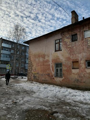 Съехавший с крыши дома на Сортировке снег упал на тропу к 65-й школе